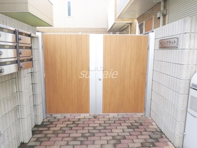 サニーフラットのエントランス|こちらが入口です☆