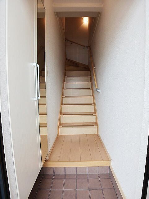ストロベリー・Ｇ　弐番館の玄関|収納もある玄関です
