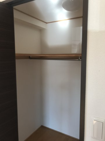 ラプレーヌNKの収納|ウォークインクローゼット　※写真は同タイプ別室のものです