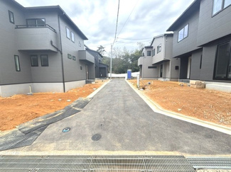 【前面道路含む現地写真】 | 東広島市八本松南5丁目（全8区画）No7 | 前面道路幅員4ｍの整然とした開発分譲地内。車の出し入れもしやすい落ち着いた住環境です。敷地面積約46.2坪とゆとりがあり、隣地との間隔も確保されています。