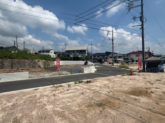 【外観】 | 廿日市市地御前北3丁目（全12区画）No５ | 整備された現地周辺の様子。幅員5.21ｍの北側公道に接しており、前面道路はすっきりとした印象です。青空が広がる穏やかな住環境で、車2台の駐車スペースも確保されています。