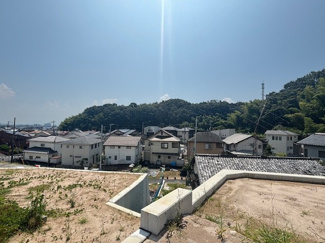 【展望】 | 廿日市市地御前北3丁目（全12区画）No５ | 高台からの開けた眺望。周辺の街並みや緑豊かな山々を見渡せる良好なロケーションです。前面に遮るものがなく、空が広く感じられる心地よい解放感を享受できます。