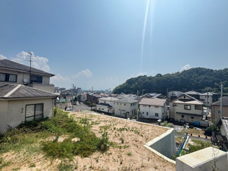 【展望】 | 廿日市市地御前北3丁目（全12区画）No５ | 高台から街並みを見下ろす開放的な眺望。南側の開けた視界からは明るい陽光が差し込み、日当たり・風通りともに良好な立地環境です。周囲の落ち着いた景観も魅力です。