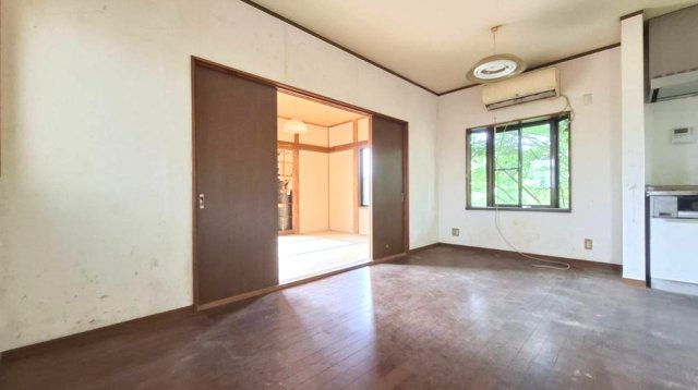 八街市沖　中古戸建の居間・リビング|自然豊かな閑静な分譲地内 4LDK 増設して2台も可能　オール電化 
 