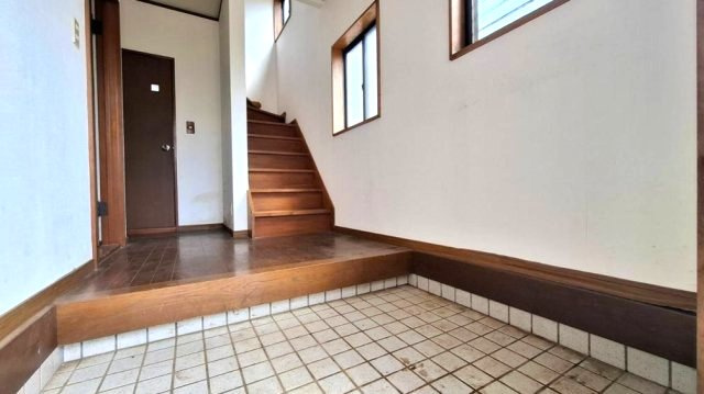 八街市沖　中古戸建の玄関|自然豊かな閑静な分譲地内 4LDK 増設して2台も可能　オール電化 
 