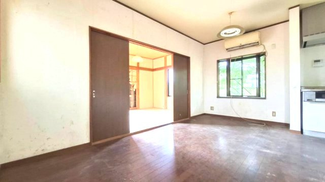 八街市沖　中古戸建の居間・リビング|自然豊かな閑静な分譲地内 4LDK 増設して2台も可能　オール電化 
 