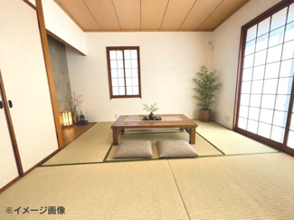 【和室】 | 安芸区瀬野西5丁目　中古戸建 | 畳表替えや障子張替が完了した6.4帖の和室。押入と床の間を備えており、客間やお子様の遊戯スペースにも適しています。
