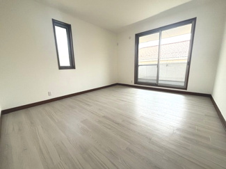 【洋室】 | 安芸区瀬野西5丁目　中古戸建 | 2面採光を取り入れた明るい洋室。天井・壁のクロス貼り替えやフロアタイルの上張りにより、清潔感のある空間に仕上がっています。