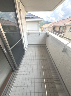 【バルコニー】 | 安芸区瀬野西5丁目　中古戸建 | 陽当たり・風通りともに良好なバルコニー。洗濯物を干すスペースがしっかり確保されており、毎日の家事を快適に行えます。