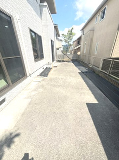 【庭】 | 安芸区瀬野西5丁目　中古戸建 | 敷地内に設けられた専用のお庭スペース。コンクリート施工で雑草の手間がかからず、プール遊びやガーデニングも楽しめます。