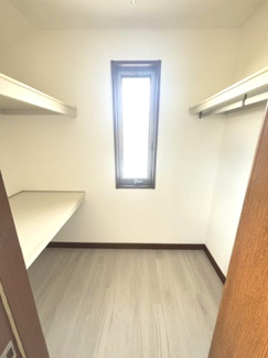 【収納】 | 安芸区瀬野西5丁目　中古戸建 | 洋室に備えられた大容量のウォークインクローゼット。ハンガーパイプや棚板付きで、衣装や季節物の荷物もすっきり収納できます。
