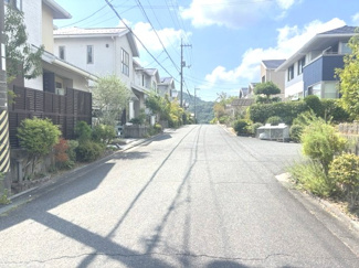 【前面道路含む現地写真】 | 安芸区瀬野西5丁目　中古戸建 | 前面道路は北西側公道幅員約6m。区画整理されたきれいな住宅街で、車の出し入れや対向車との離合もスムーズです。