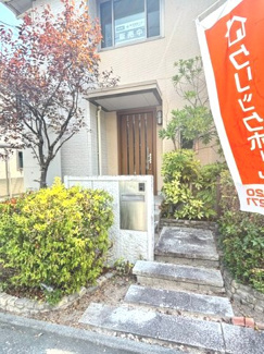 【玄関】 | 安芸区瀬野西5丁目　中古戸建 | 植栽の緑が映える落ち着いたアプローチ。プライバシーに配慮された開放感のある玄関前スペースとなっています。