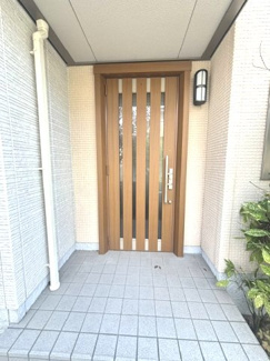 【玄関】 | 安芸区瀬野西5丁目　中古戸建 | 木の温もりを感じさせる落ち着いた玄関ドア。ポーチ部分には十分なスペースがあり、雨の日の移動も安心です。