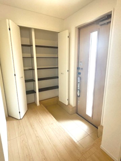 【玄関】 | 大竹市小方1丁目【全4区画】No3　 | 玄関横には、棚板の高さが調節可能な大容量のシューズインクロークを配置。靴類だけでなく、ベビーカーや雨具などもすっきりと収まります。扉を閉めることで、来客時にも生活感を隠せる設計です。
