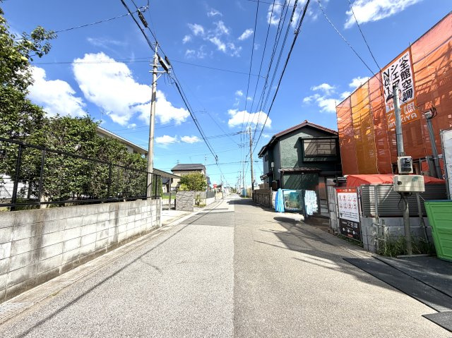越谷市川柳町１期１号棟ケイアイグレース　新築戸建の前面道路含む現地写真|車の通り抜けが少ない道路構造のため防犯面でも安心。お子様の登下校や毎日の歩行も安全な環境です。