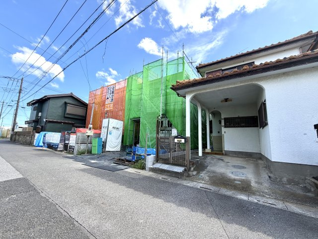 越谷市川柳町１期１号棟ケイアイグレース　新築戸建の外観|柱の間から差し込む光で室内の明るさを実感。住まいの形が見えて着々と完成へと近づいています。