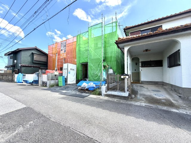 越谷市川柳町１期１号棟ケイアイグレース　新築戸建の外観|木造住宅の力強さを感じる柱のレイアウト。構造計算に基づいた安心の骨組みで施工を続けています。