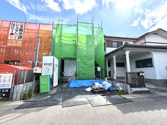 越谷市川柳町１期１号棟ケイアイグレース　新築戸建の外観|建物のスケール感が一目でわかる上棟完了現場。窓の位置やバルコニーからの景色もイメージできます。