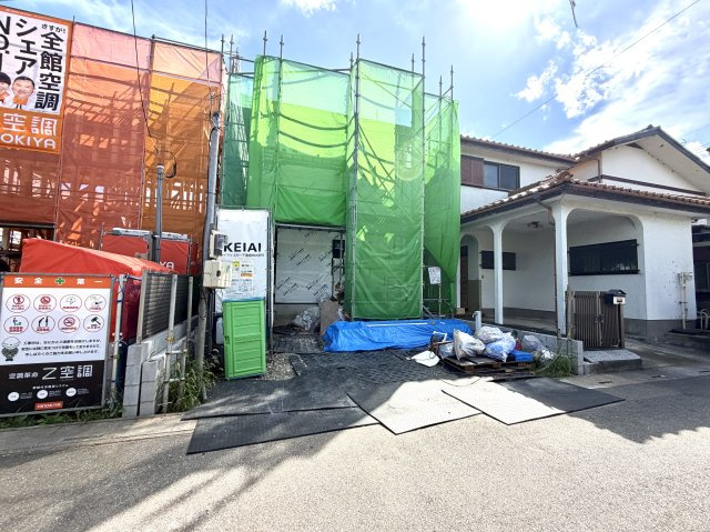越谷市川柳町１期１号棟ケイアイグレース　新築戸建の外観|一気に家の形が姿を現した上棟直後の現場。日当たりの入り方や風の抜け感を実際に体験していただけます。