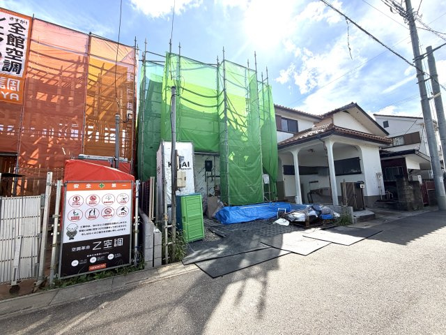 越谷市川柳町１期１号棟ケイアイグレース　新築戸建の外観|柱が立ち上がり住まいの大きさが実感できる構造段階。職人の手際よい作業により無事上棟いたしました。