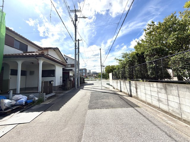 越谷市川柳町１期１号棟ケイアイグレース　新築戸建の前面道路含む現地写真|見通しの良いすっきりとした前面道路。歩道や側溝もきれいに整備されており、毎日の往来が快適です。