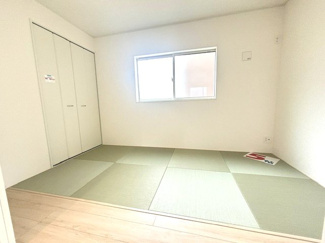 【和室】 | 安芸郡熊野町城之堀1丁目　全10区画　NO5 | 畳のぬくもりを感じられる洋風和室です。押入収納を備えており、客間や子どもの遊び場、寝室など多目的に活用できます。