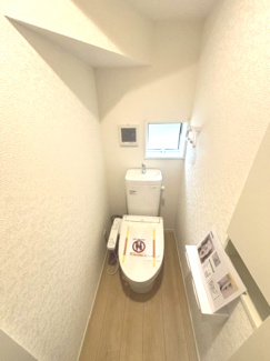 【トイレ】 | 安芸郡熊野町城之堀1丁目　全10区画　NO5 | 清潔感のある温水洗浄便座付きトイレです。小窓が設置されており自然換気がしやすく、明るく衛生的な空間を保てます。