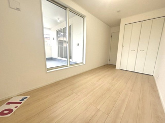 【洋室】 | 安芸郡熊野町城之堀1丁目　全10区画　NO5 | バルコニーに面した明るい6.1帖の洋室です。大型のクローゼットを備えており、衣類や生活用品をすっきりと収納できます。