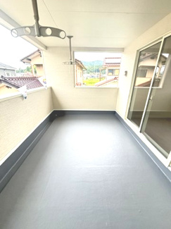 【バルコニー】 | 安芸郡熊野町城之堀1丁目　全10区画　NO5 | 屋根を備えたインナーバルコニー仕様です。急な雨から洗濯物が濡れるのを防ぎ、天候を気にせず外干しが行えます。
