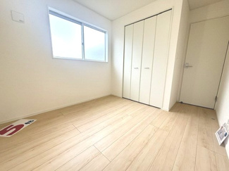 【洋室】 | 安芸郡熊野町城之堀1丁目　全10区画　NO5 | 木目調の天井が落ち着いた雰囲気を演出する5帖の洋室です。クローゼットを備えており、子ども部屋や書斎としても活用しやすい空間です。