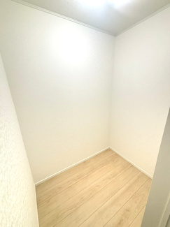 【収納】 | 安芸郡熊野町城之堀1丁目　全10区画　NO5 | 多目的に活用できる納戸スペースです。季節家電や防災用品、大型のスーツケースなどもすっきりと整理・収納できます。
