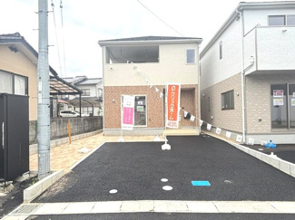 【外観】 | 安芸郡熊野町城之堀1丁目　全10区画　NO5 | 温かみのあるレンガ調のアクセントが印象的な外観デザインです。前面道路からのアプローチもしやすく、駐車スペースも確保されています。