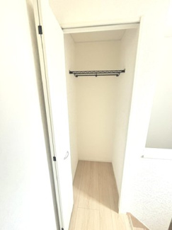 【収納】 | 安芸郡熊野町城之堀1丁目　全10区画　NO5 | 2階ホールに設けられた使い勝手の良い収納スペースです。掃除用具や季節物の日用品などをすっきりと整理できます。
