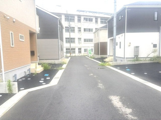 【前面道路含む現地写真】 | 安芸郡熊野町城之堀1丁目　全10区画　NO5 | 整備された前面道路に面した落ち着いた住環境です。道路幅員がしっかり確保されており、お車の出入りもスムーズに行えます。
