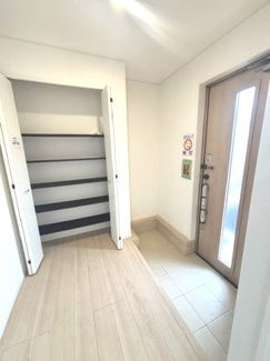 【玄関】 | 安芸郡熊野町城之堀1丁目　全10区画　NO5 | 明るい木目調のフロアと大型のシューズボックスを備えた玄関です。靴をすっきりと収納でき、玄関まわりを清潔に保てます。