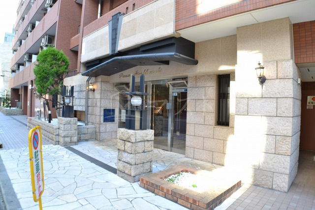 プレサンス東本町のエントランス