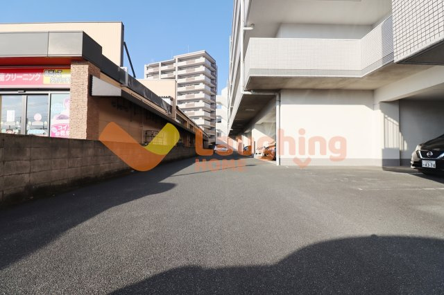 ラパスマンション諏訪野の駐車場