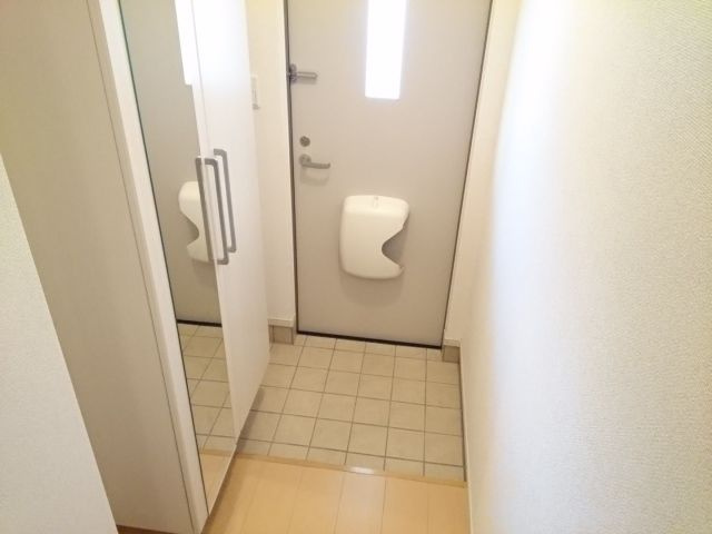 ヴィラノール加島Ⅱの玄関|収納もある玄関です