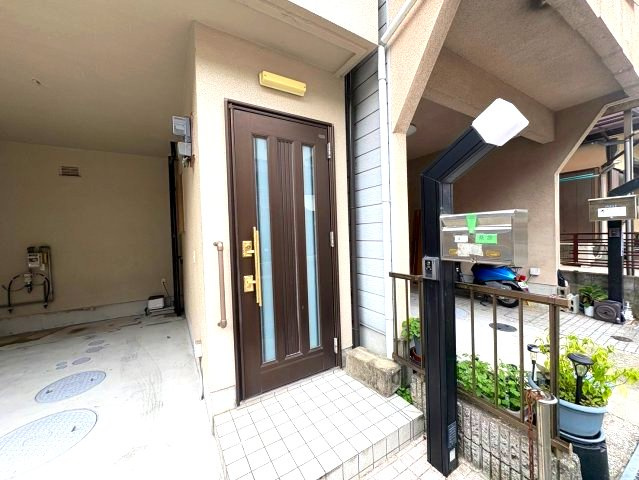 富田林市大字伏見堂の一戸建てのエントランス