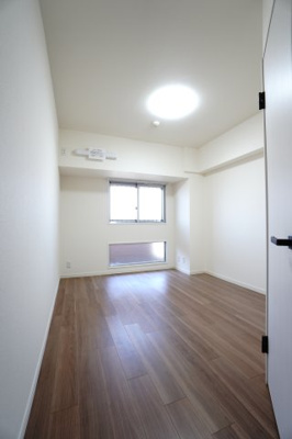 【洋室】 | 【上質リノベ】ダイアパレス海田 | 【洋室約5.9帖】
※写真は同一マンション内の別住戸の施工例です。本住戸も同様の仕様・レイアウトで施工予定ですが、色味等は異なる場合があります。完成イメージとしてご覧ください。