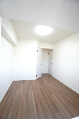 【洋室】 | 【上質リノベ】ダイアパレス海田 | 【洋室約5.9帖】
※写真は同一マンション内の別住戸の施工例です。本住戸も同様の仕様・レイアウトで施工予定ですが、色味等は異なる場合があります。完成イメージとしてご覧ください。