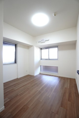 【洋室】 | 【上質リノベ】ダイアパレス海田 | 【洋室約5.4帖】
※写真は同一マンション内の別住戸の施工例です。本住戸も同様の仕様・レイアウトで施工予定ですが、色味等は異なる場合があります。完成イメージとしてご覧ください。