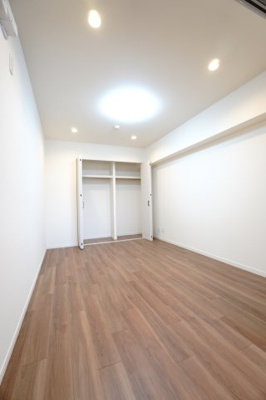 【洋室】 | 【上質リノベ】ダイアパレス海田 | 【洋室約6.5帖】
※写真は同一マンション内の別住戸の施工例です。本住戸も同様の仕様・レイアウトで施工予定ですが、色味等は異なる場合があります。完成イメージとしてご覧ください。