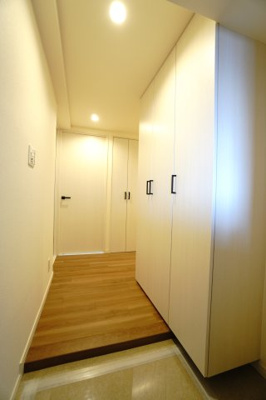 【玄関】 | 【上質リノベ】ダイアパレス海田 | 【玄関ホール】
※写真は同一マンション内の別住戸の施工例です。本住戸も同様の仕様・レイアウトで施工予定ですが、色味等は異なる場合があります。完成イメージとしてご覧ください。