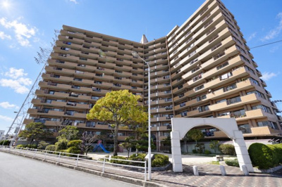 【外観】 | 【上質リノベ】ダイアパレス海田 | 【耐震性】
耐震性の高さを判断するポイントは、
建築確認申請日が1981年6月1日以降の
新耐震基準に適合しているかどうか。
震度６程度の大地震でも
建物が崩壊しないレベルが基準になりました。