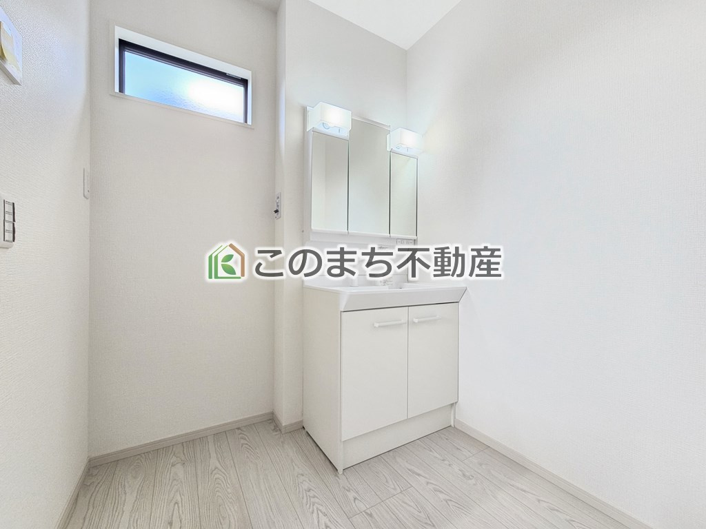 リガーレ宇都宮市細谷町3期の洗面所|同社施工物件の写真です。※建具やフローリング、その他仕様が違う場合がございます。シャンプードレッサーで朝の身支度♪伸びるホースでお掃除も簡単清潔です！