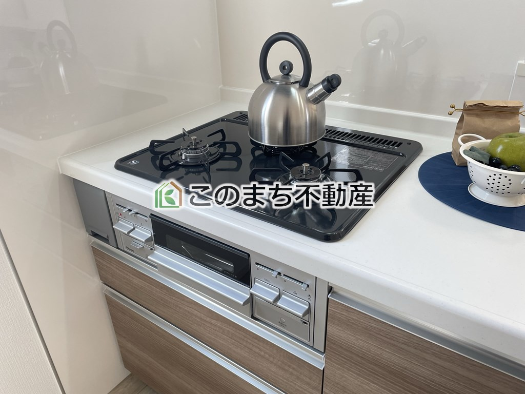 リガーレ宇都宮市細谷町3期のキッチン|三ツ口コンロ採用で、同時調理もスムーズ◎！お料理を並べられるカウンター付きで、配膳・片付けをサポート！リビングで過ごすご家族とコミュニケーションを楽しみながら作業可能です♪