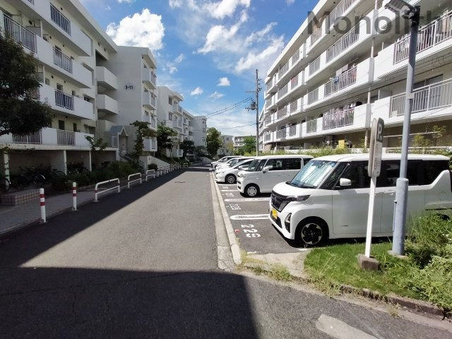 泉北城山台２丁14号棟の駐車場