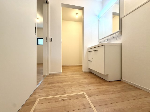 越谷市大沢１５期１号棟ケイアイグレース　新築戸建の脱衣所|室内物干しハンガーや可動棚を置けるゆとりある広さ。洗面・洗濯空間としての機能性が抜群です。